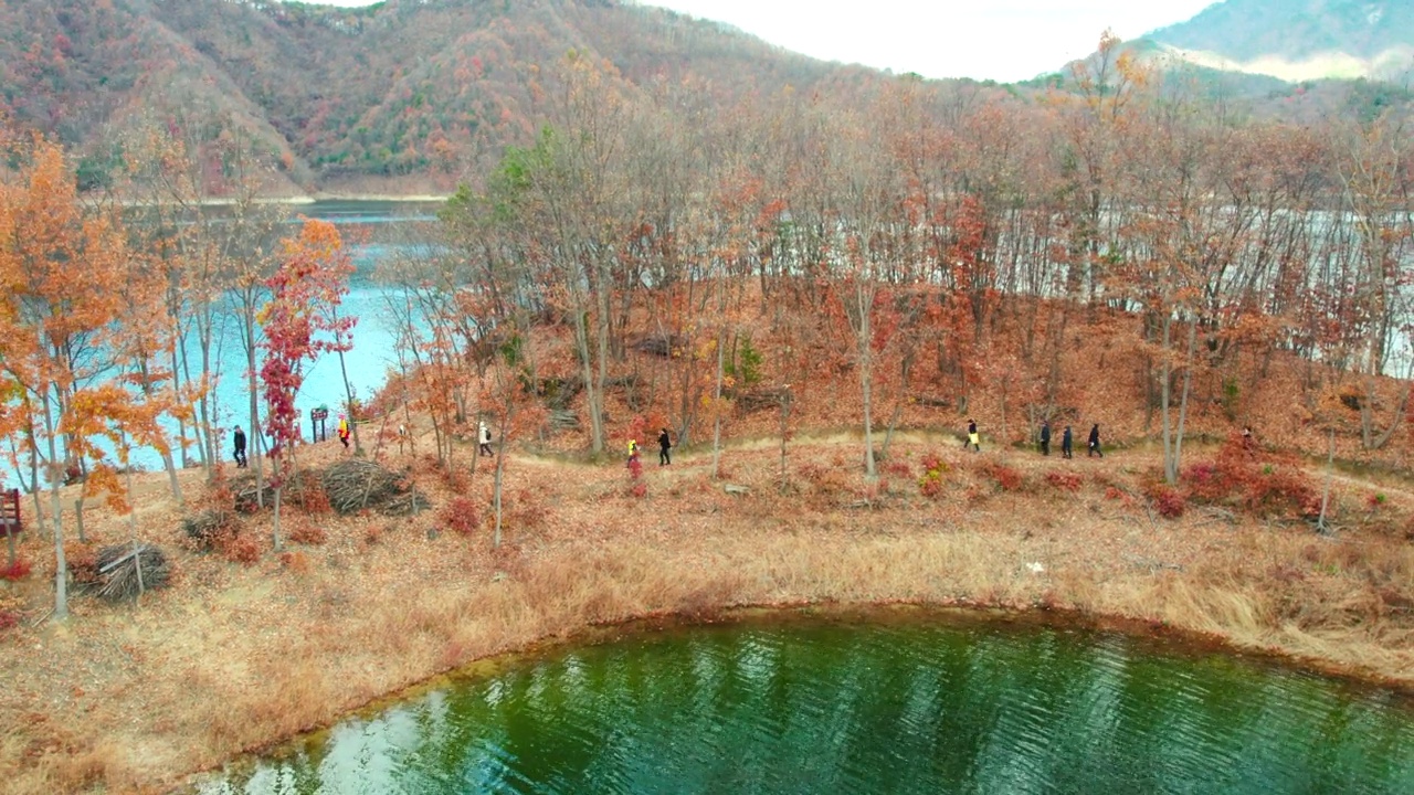 横城郡/江原道附近的秋季湖景视频素材