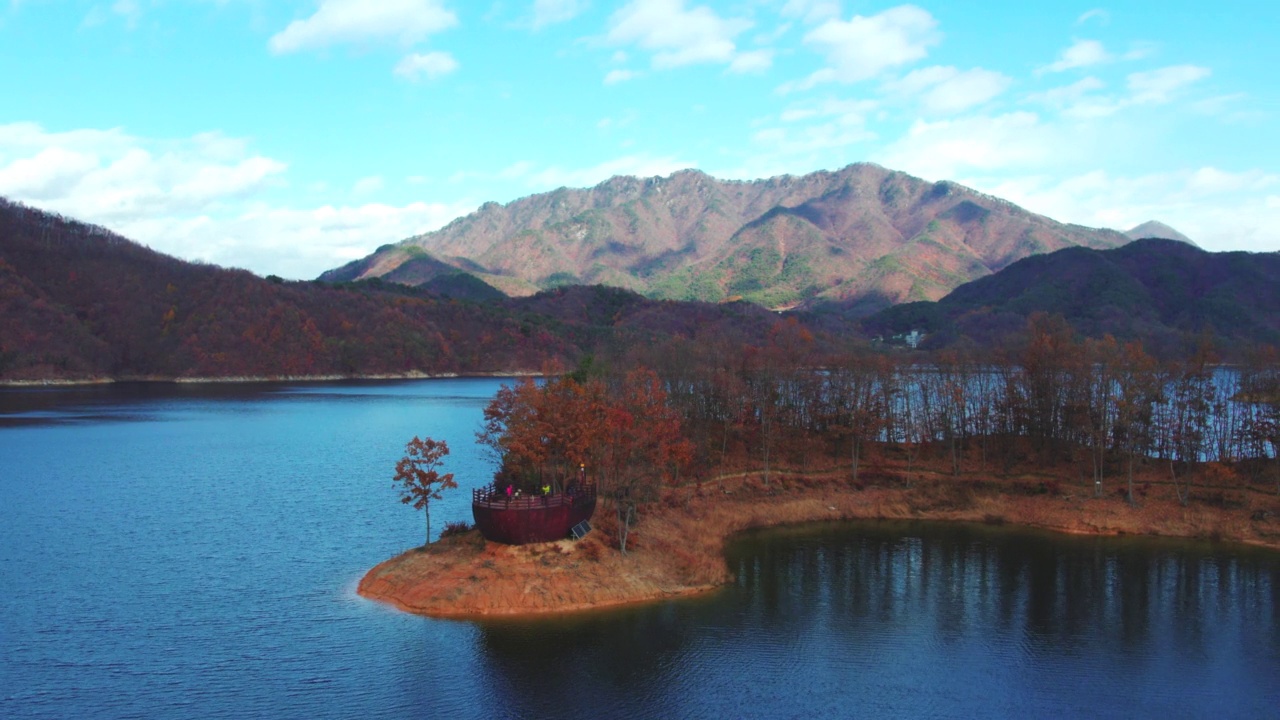 横城郡/江原道附近的秋季湖景视频素材