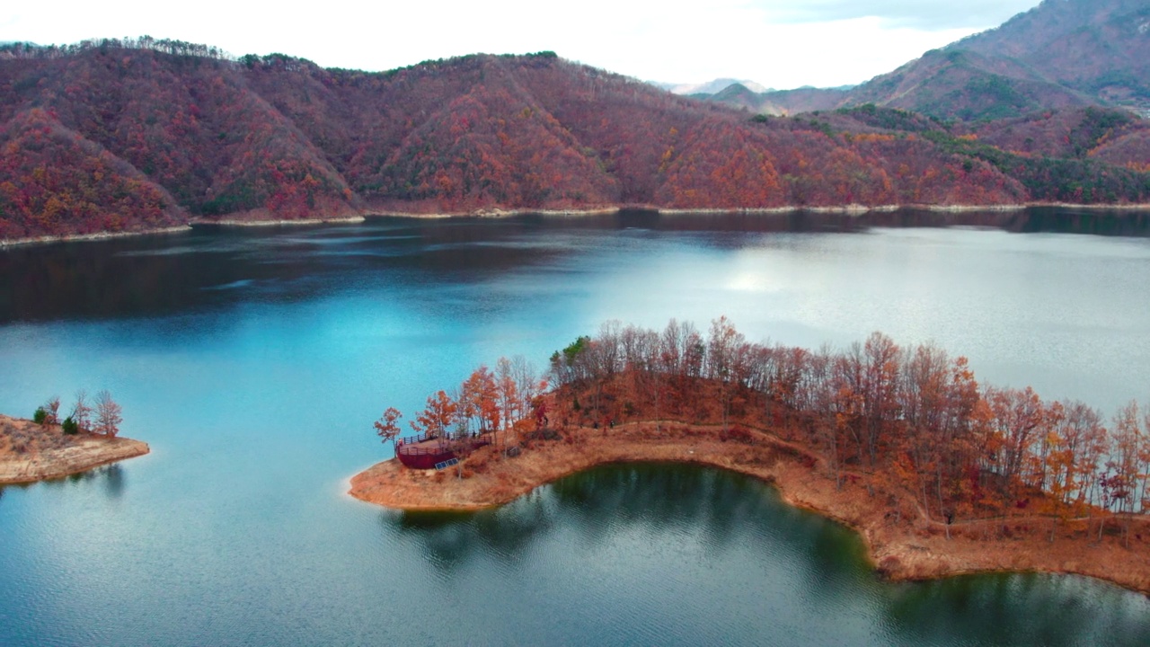 横城郡/江原道附近的秋季湖景视频素材