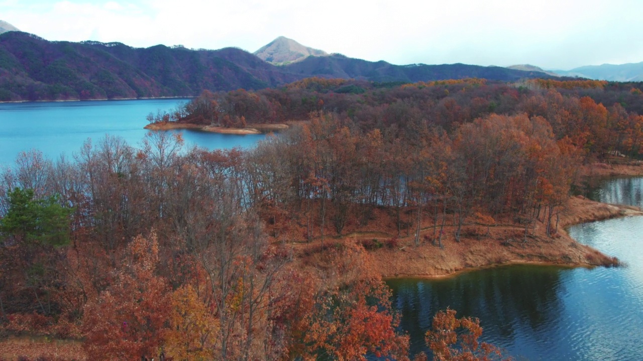 横城郡/江原道附近的秋季湖景视频素材