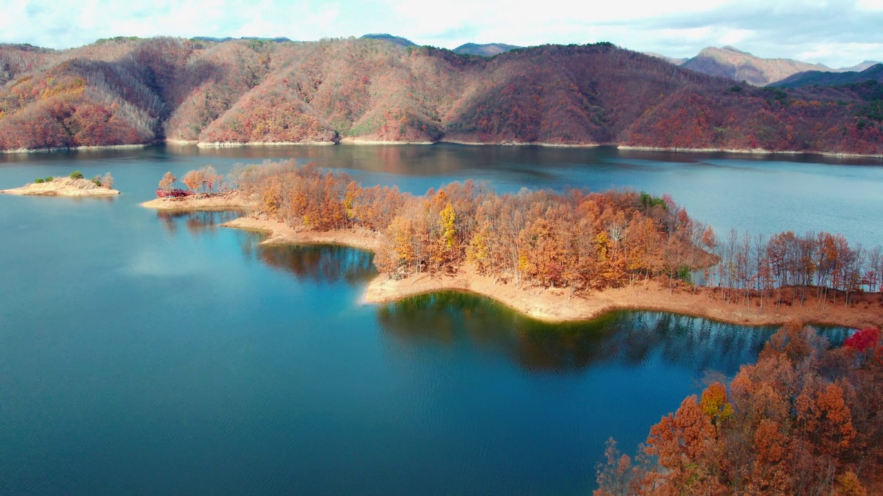 横城郡/江原道附近的秋季湖景视频素材