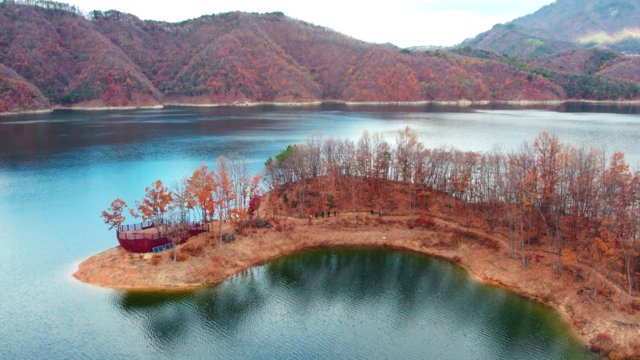 横城郡/江原道附近的秋季湖景视频素材