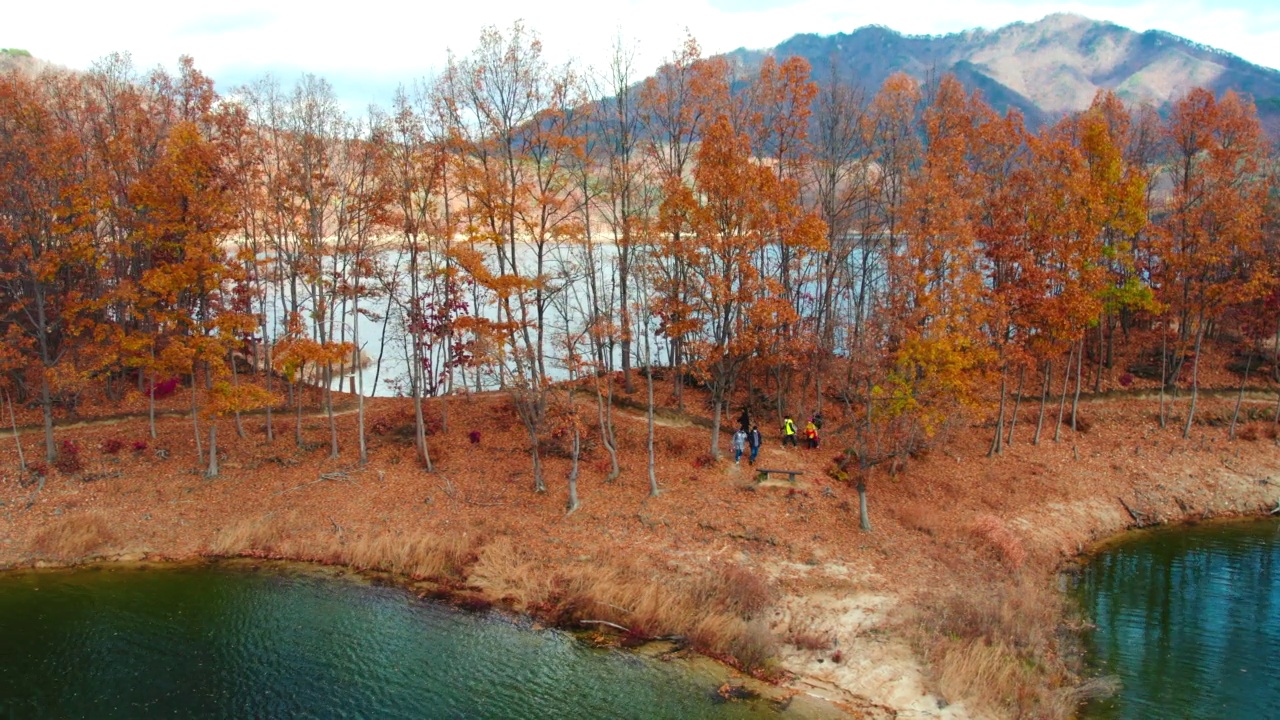 横城郡/江原道附近的秋季湖景视频素材