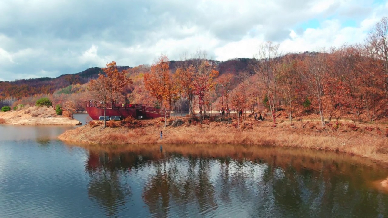 横城郡/江原道附近的秋季湖景视频素材