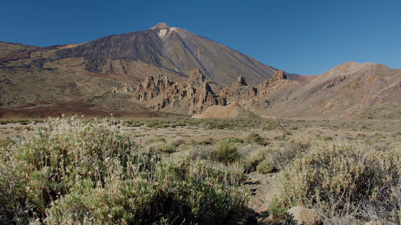 在加那利群岛特内里费岛的乌坎卡山谷，可以看到泰德火山和岩层视频素材