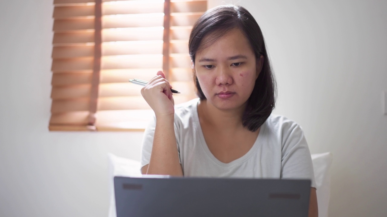 女性在家通过笔记本电脑在线教育自学视频素材