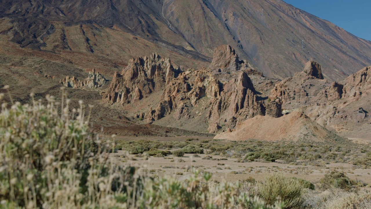 在加那利群岛特内里费岛的乌坎卡山谷，可以看到泰德火山和岩层视频素材