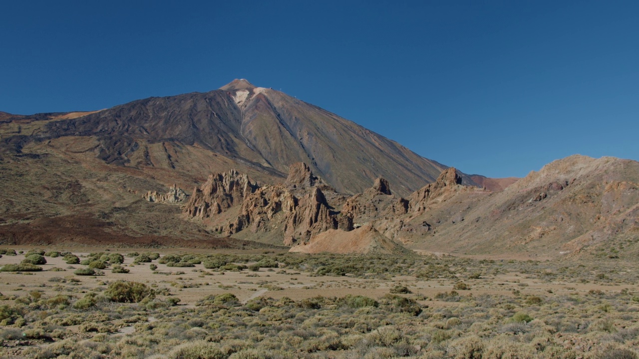 在加那利群岛特内里费岛的乌坎卡山谷，可以看到泰德火山和岩层视频素材