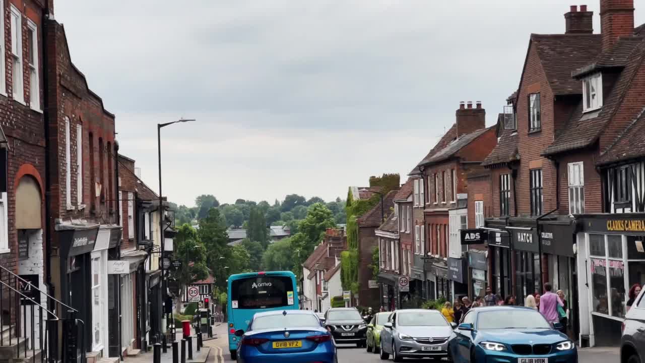 行驶在英国赫特福德郡的圣奥尔本斯，美丽的英国小镇中心街道，历史建筑，商店和市场视频素材