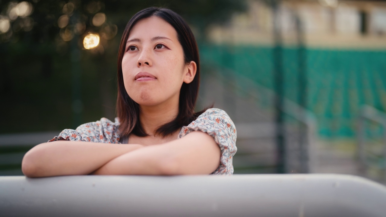 日落时自然中的年轻女子的肖像视频素材