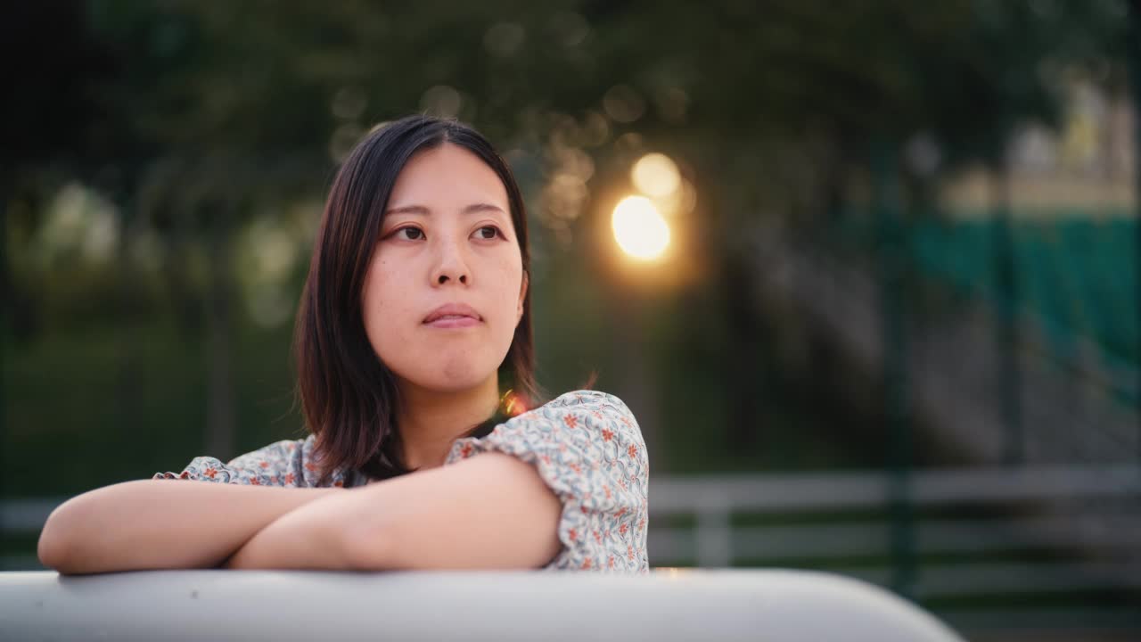 日落时自然中的年轻女子的肖像视频素材