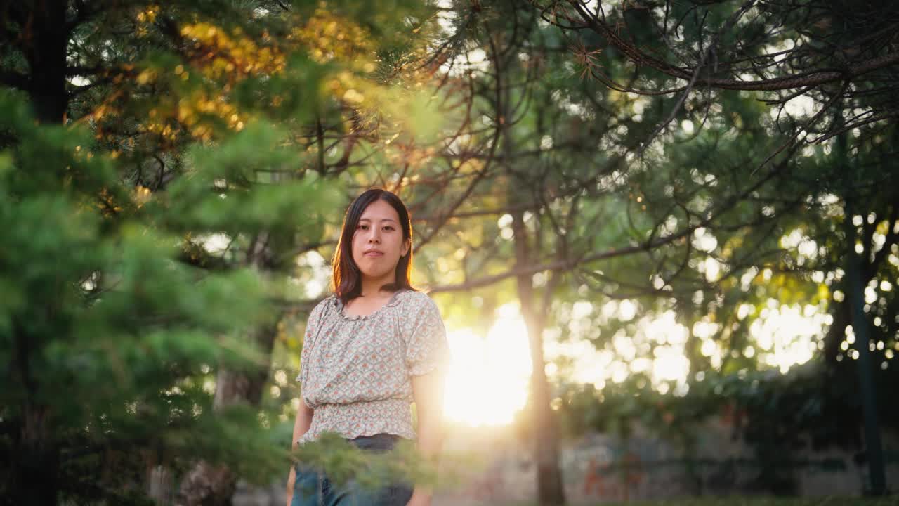 日落时自然中的年轻女子的肖像视频素材