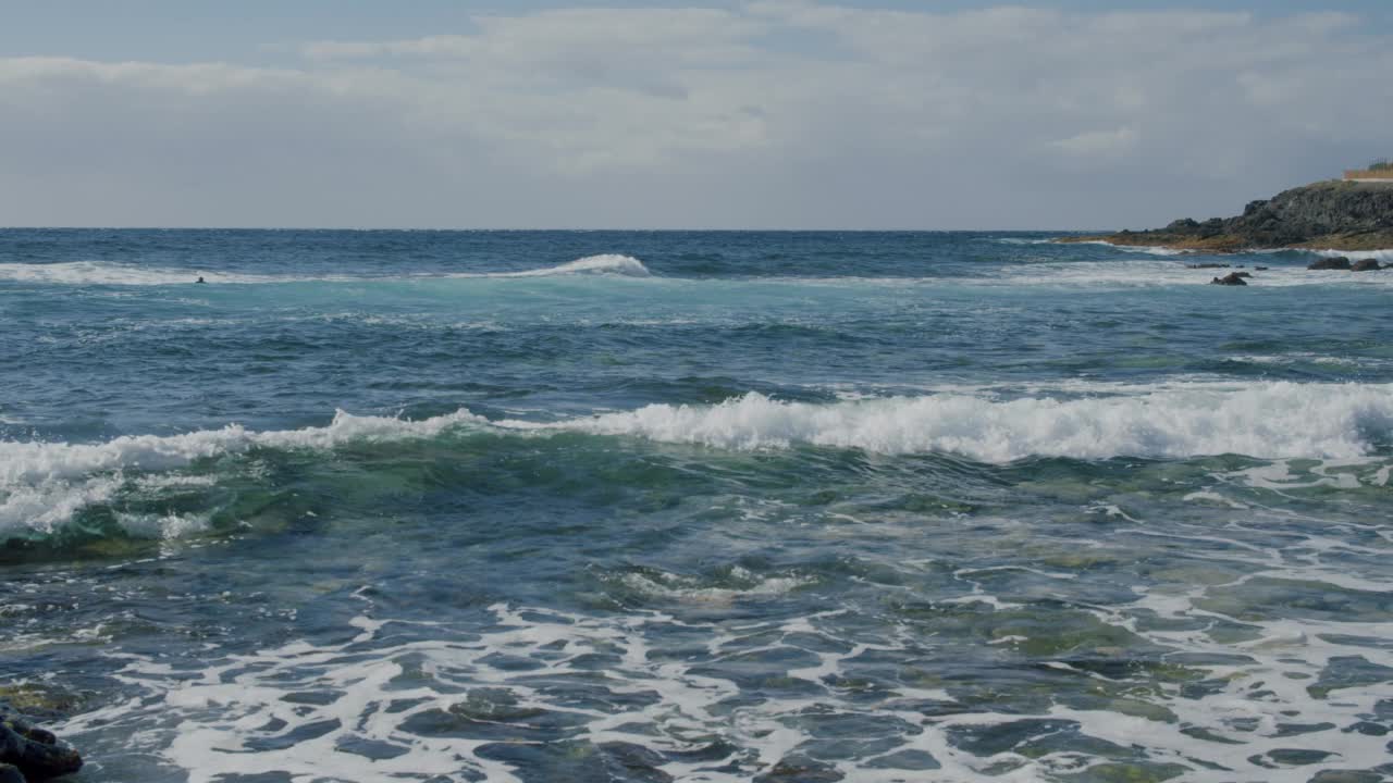 特内里费岛圣地亚哥港的海洋海岸。西班牙加纳利群岛视频素材