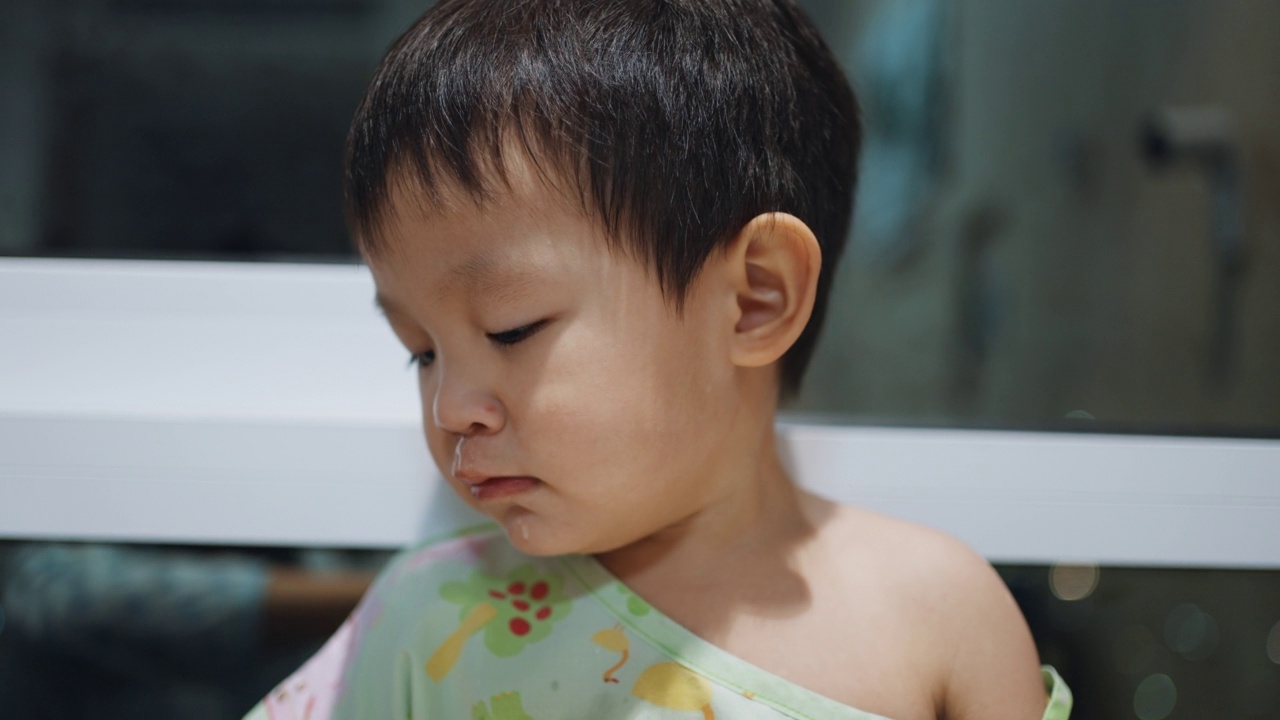 妈妈在帮她的小男孩用生理盐水清洗鼻腔视频素材