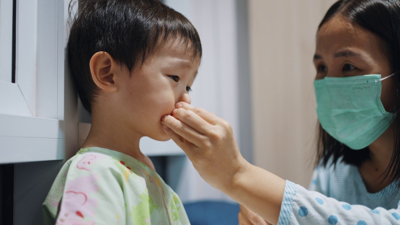 妈妈在帮她的小男孩用生理盐水清洗鼻腔视频素材