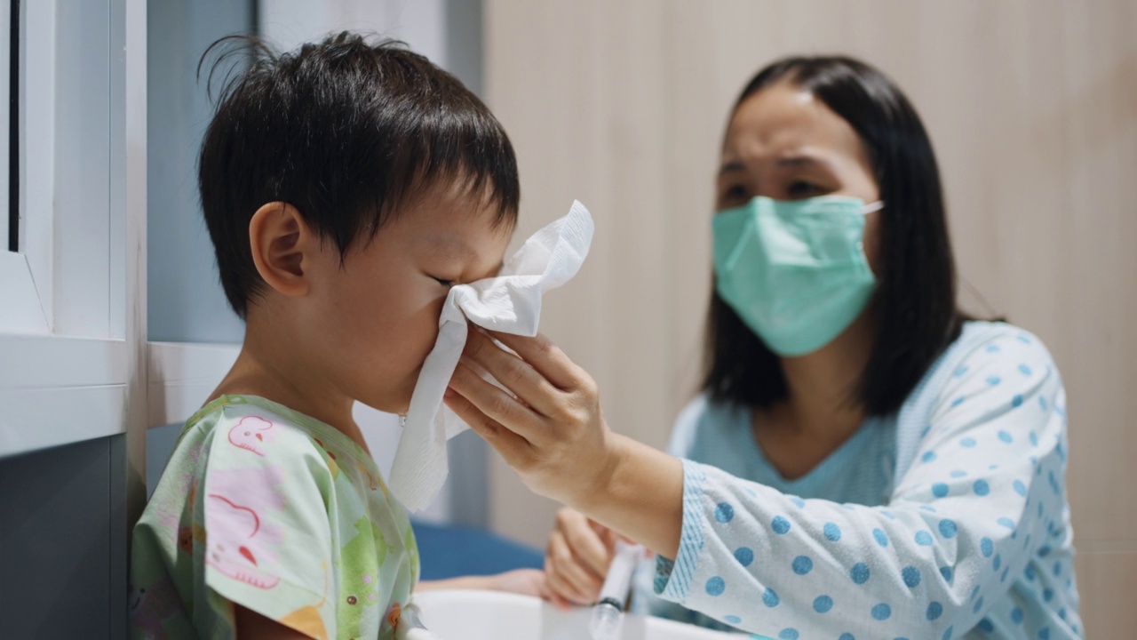 妈妈在帮她的小男孩用生理盐水清洗鼻腔视频素材