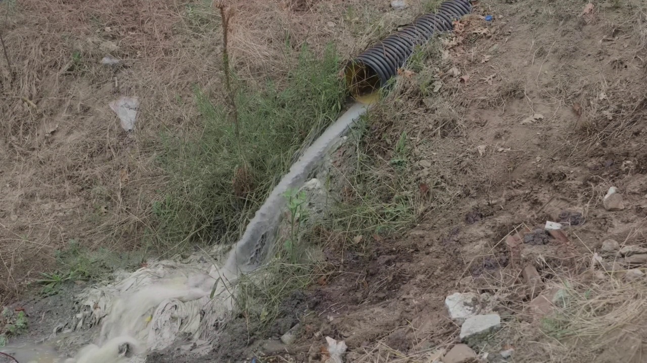 污水污水污染从肮脏的下水道管道流出。出水管道浑浊视频素材