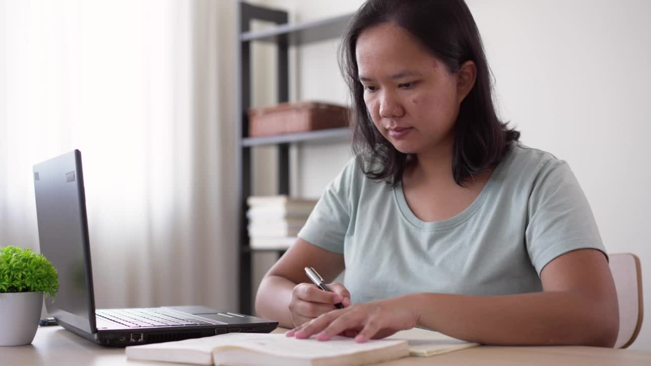 年轻的亚洲女性正在学习在线课程视频素材