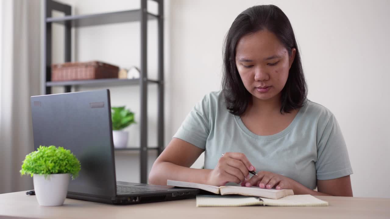 年轻的亚洲女性正在学习在线课程视频素材