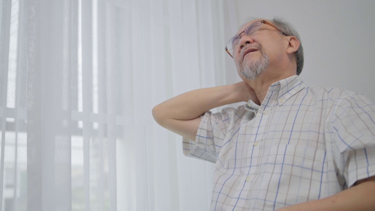 亚洲老年男子颈部疼痛，颈椎疾病。有健康问题的老年人视频素材