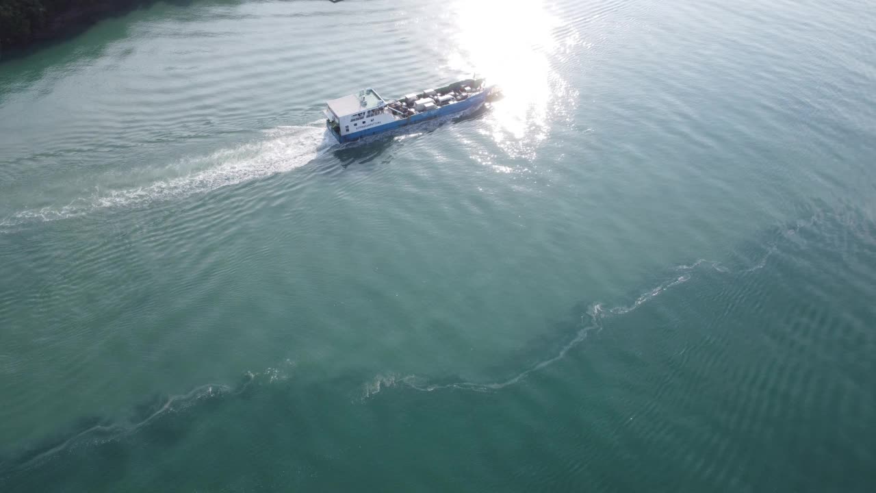 豪华游艇或轮渡在安达曼海从遥爱岛航行到泰国普吉岛的码头。旅行和交通概念。视频素材