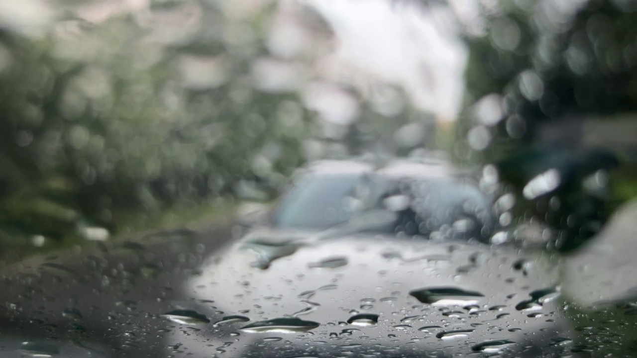 雨水落在挡风玻璃上视频素材