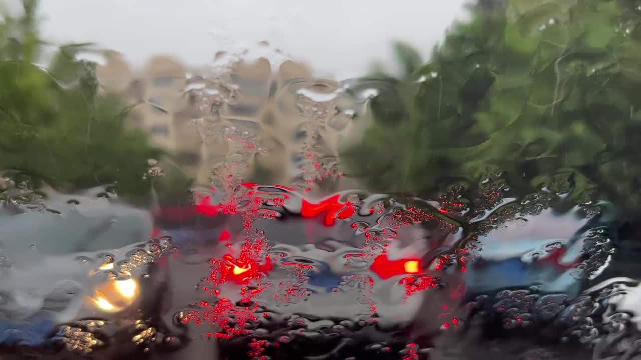 雨水落在挡风玻璃上视频素材