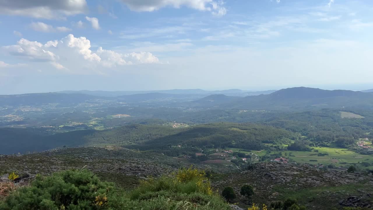 在viana do castelo城俯瞰葡萄牙最高的山峰，你还可以看到巨大的白云，你可以在上面写文字和字幕，以及广告视频素材