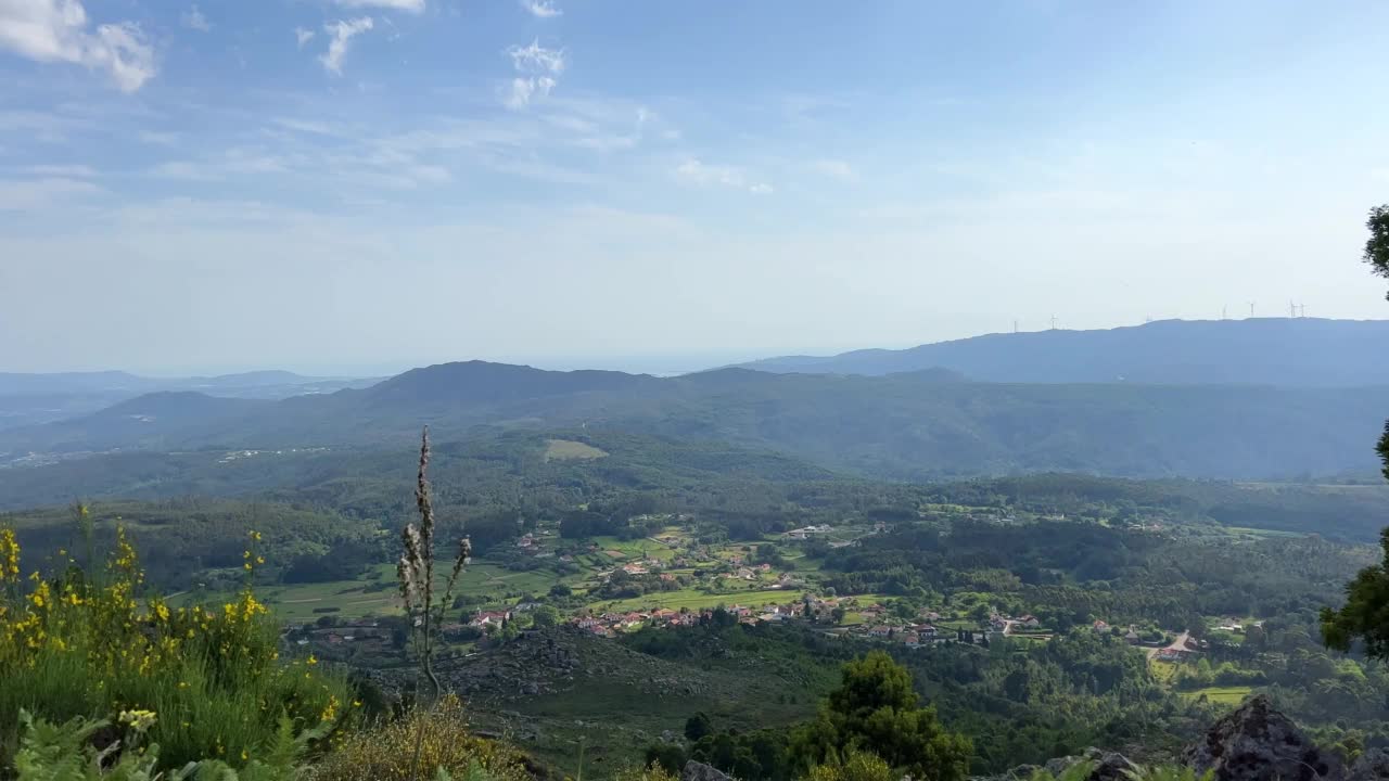 在viana do castelo城俯瞰葡萄牙最高的山峰，你还可以看到巨大的白云，你可以在上面写文字和字幕，以及广告视频素材