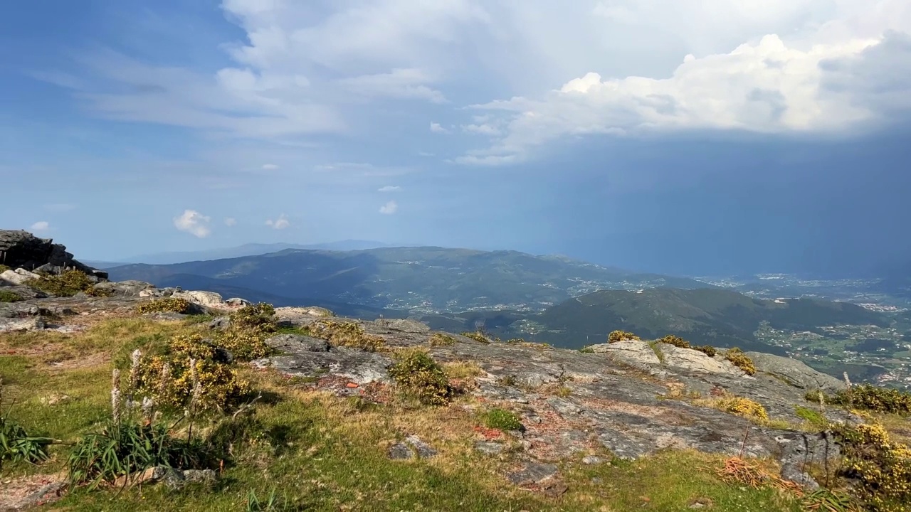 在viana do castelo城俯瞰葡萄牙最高的山峰，你还可以看到巨大的白云，你可以在上面写文字和字幕，以及广告视频素材