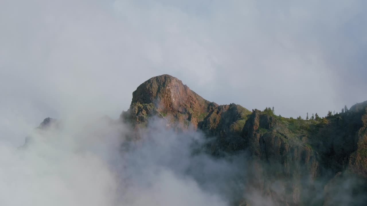 严重的沙漠山地景观。生存条件恶劣。泰德国家公园的山顶，特内里费岛上的火山。西班牙加纳利岛。视频素材