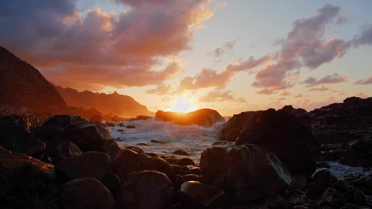 大西洋日落。风景优美的水景，岩石火山海滩。海浪拍打着石头。特内里费岛北部，加那利群岛，西班牙。视频素材