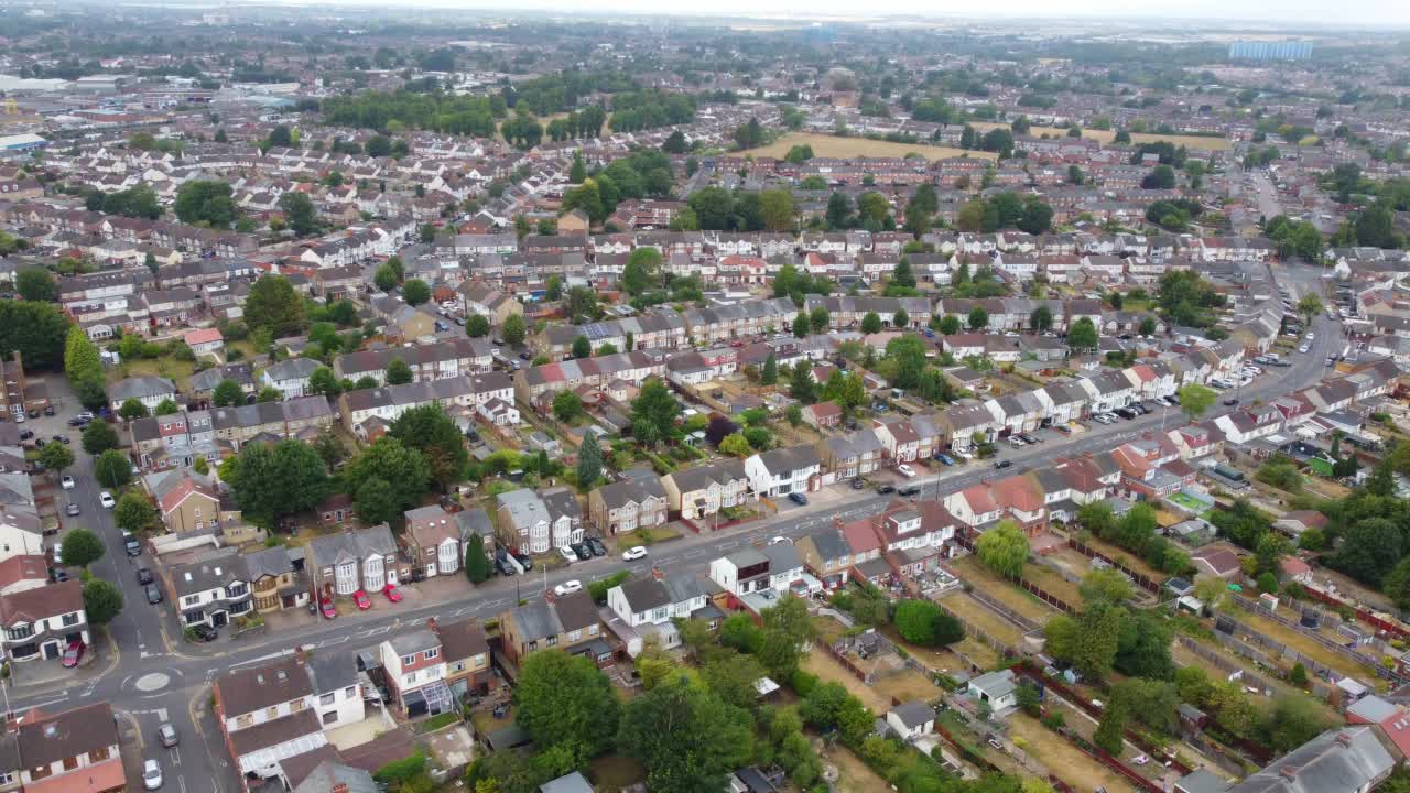 英国城市的高角度鸟瞰图。英国卢顿镇阴天多风，视频素材