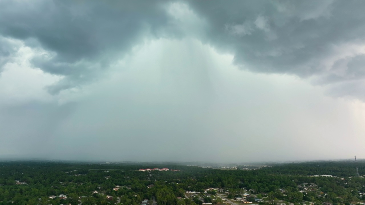 城郊地区在大雨来临之前，乌云在阴沉的天空中形成视频素材