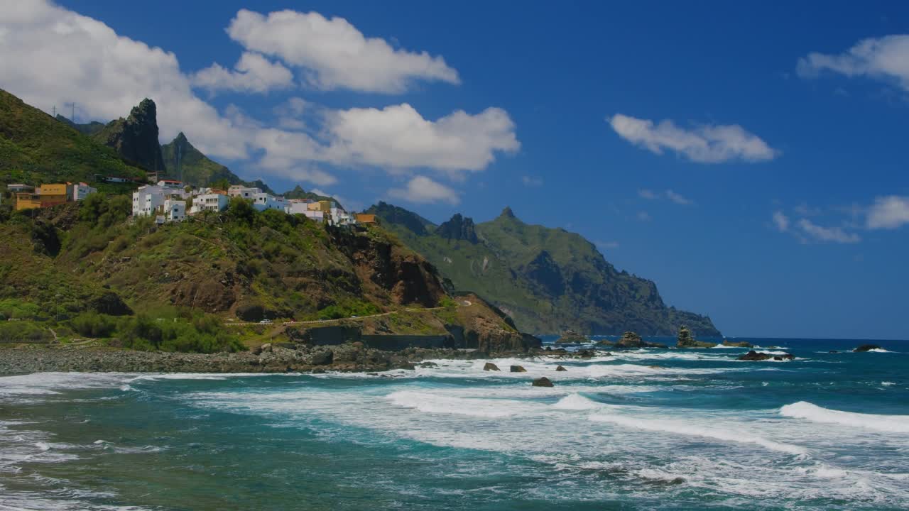 岩石海岸，山脉海岸线在特内里费北部。阿尔马西加海滩和可爱多彩的村庄，金丝雀。西班牙。阿尼玛斯。视频素材