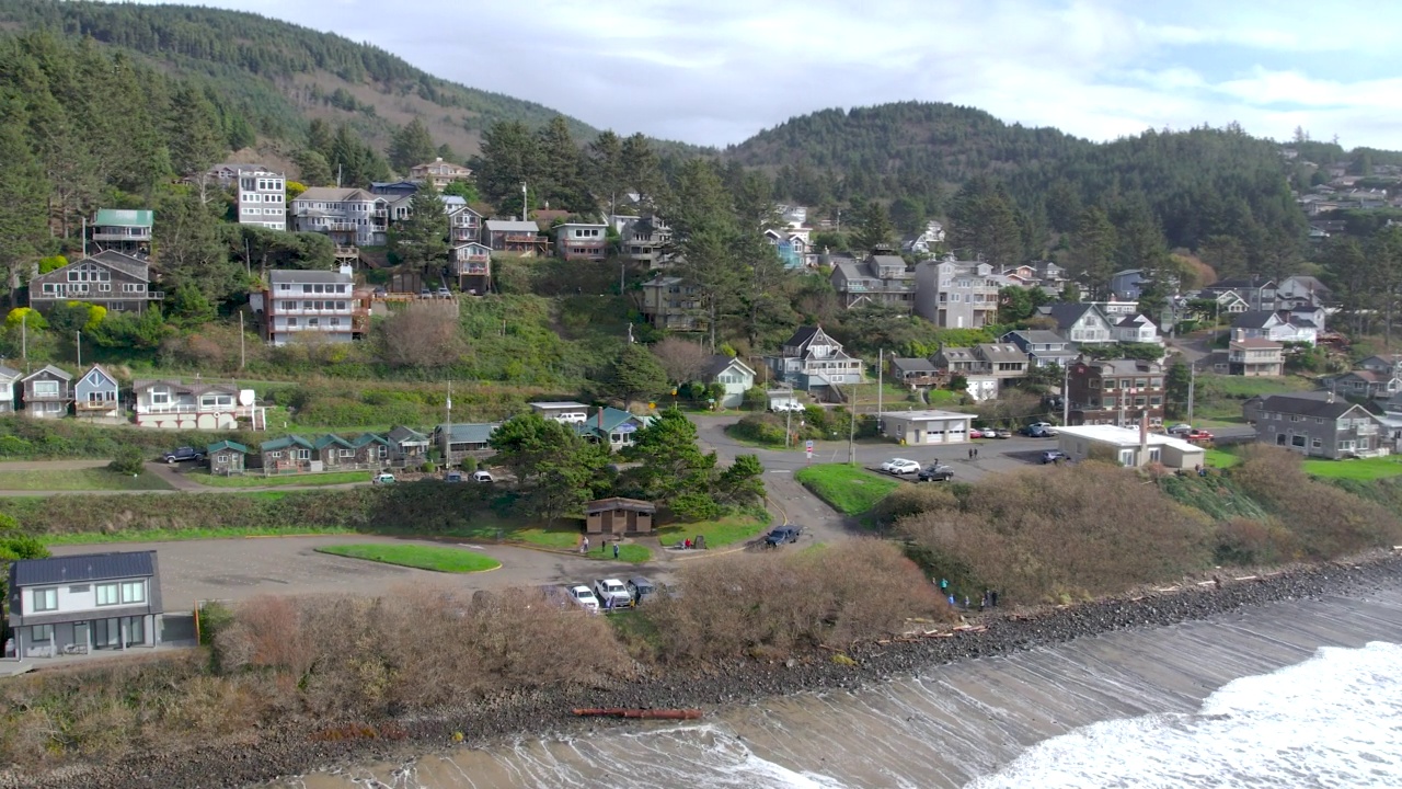 正在拍摄太平洋西北部沿海海域和小镇的航拍视频视频素材