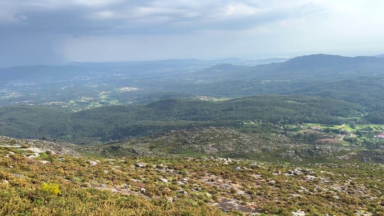 在viana do castelo城俯瞰葡萄牙最高的山峰，你还可以看到巨大的白云，你可以在上面写文字和字幕，以及广告视频素材