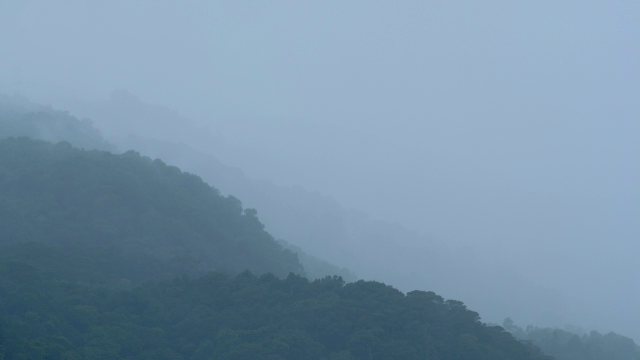 在一个雨天，蓬松的雾和云平稳地移动。视频素材