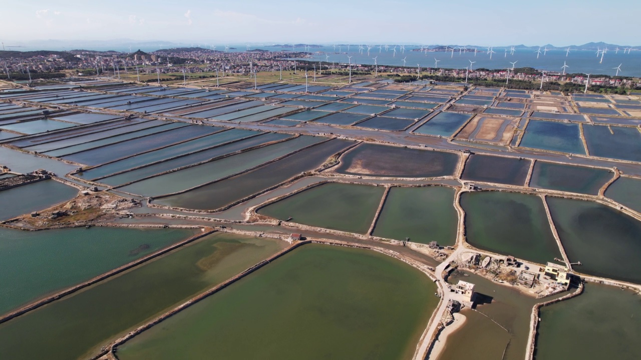 海滩盐田上的风电场鸟瞰图视频素材