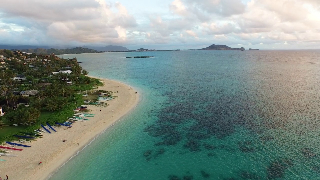 在夏威夷瓦胡岛凯卢阿的拉尼凯海滩鸟瞰美丽的早晨视频素材