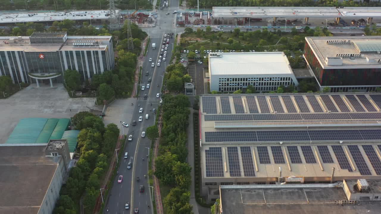 城市建筑顶部太阳能电池板的航空摄影视频素材