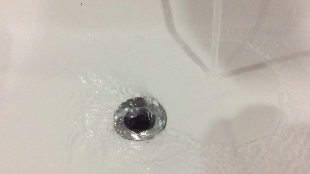 水槽排水管里的水视频下载