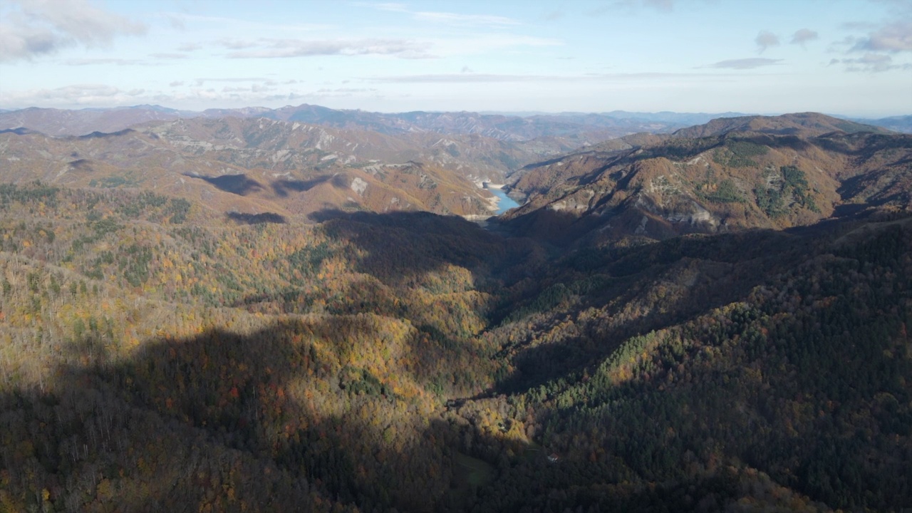 我驾驶无人机在山谷上空飞行视频素材