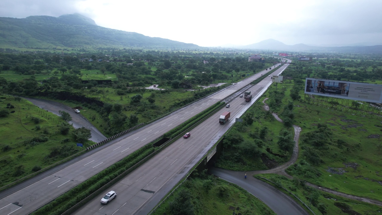 高速公路在季风视频素材