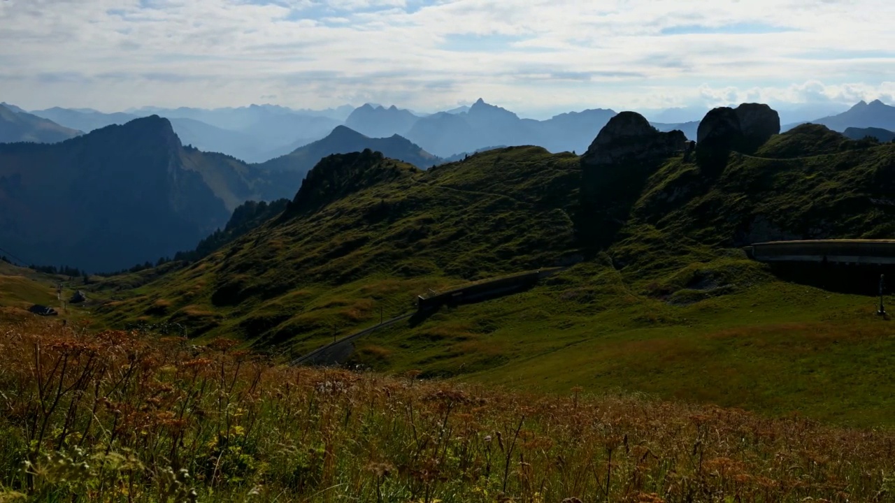 群山、天空、云彩和火车的全景。瑞士蒙特勒的夏季Rochers de Naye风景。时间流逝。视频素材