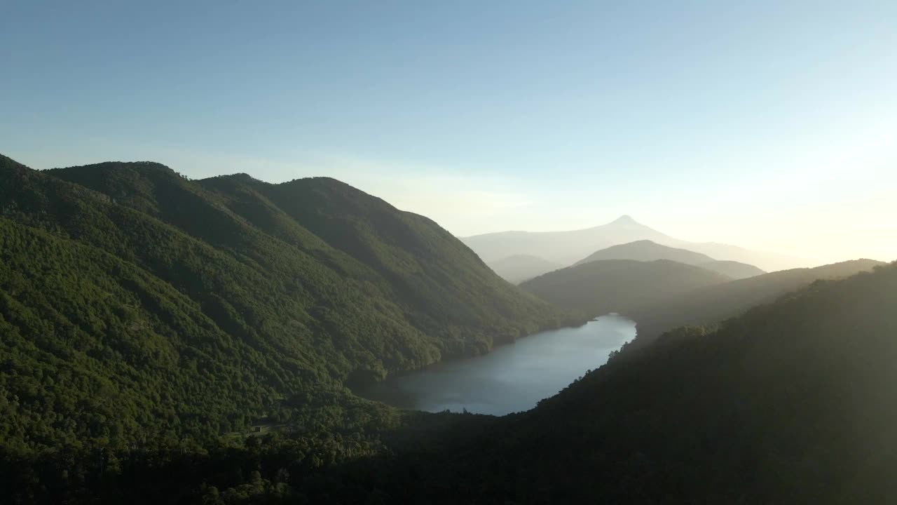 多莉走出胡尔克hue国家公园，Tinquilco湖和维拉里卡火山在背景中——无人机拍摄视频素材