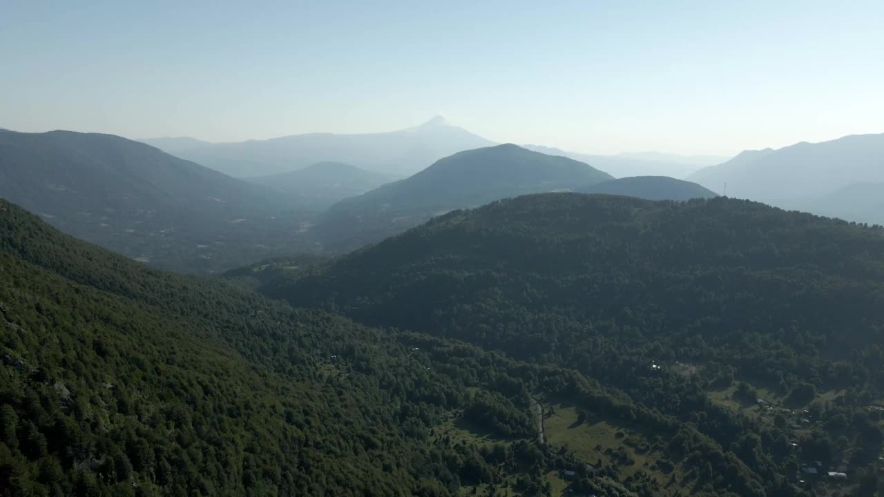 在一个晴朗的日子里，以维拉里卡火山为背景的智利南部山脉的航拍全景——无人机拍摄视频素材