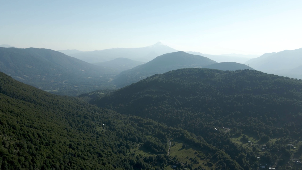 在一个阳光明媚的日子里，以维拉里卡火山为背景的智利南部山脉的全景——航拍视频素材