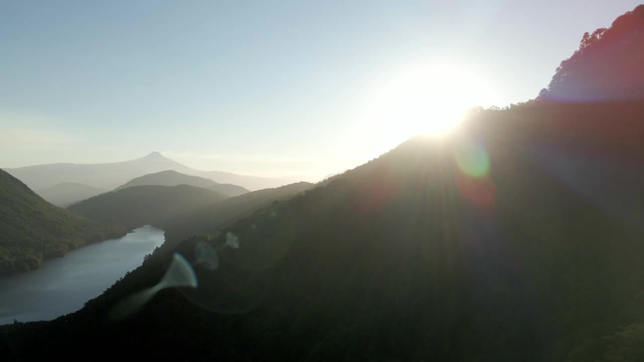 全景的太阳背光与维拉里卡火山在背景-空中视频素材