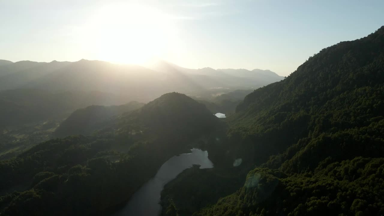 多利在埃尔利昂湖与维拉里卡火山在背景和群山环绕它-空中视频素材